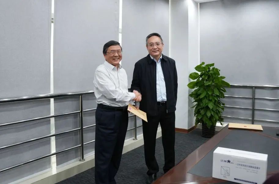 奉賢區(qū)人大常委會黨組書記、主任張培榮一行蒞臨上海山美股份開展“優(yōu)環(huán)境、穩(wěn)經(jīng)濟”大走訪大調(diào)研